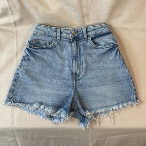 H&M Light Wash Denim Shorts – Size 2 | Frayed Hem